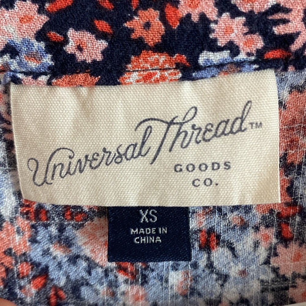 Universal Thread Flutter Sleeve Top - Picture 2 of 4